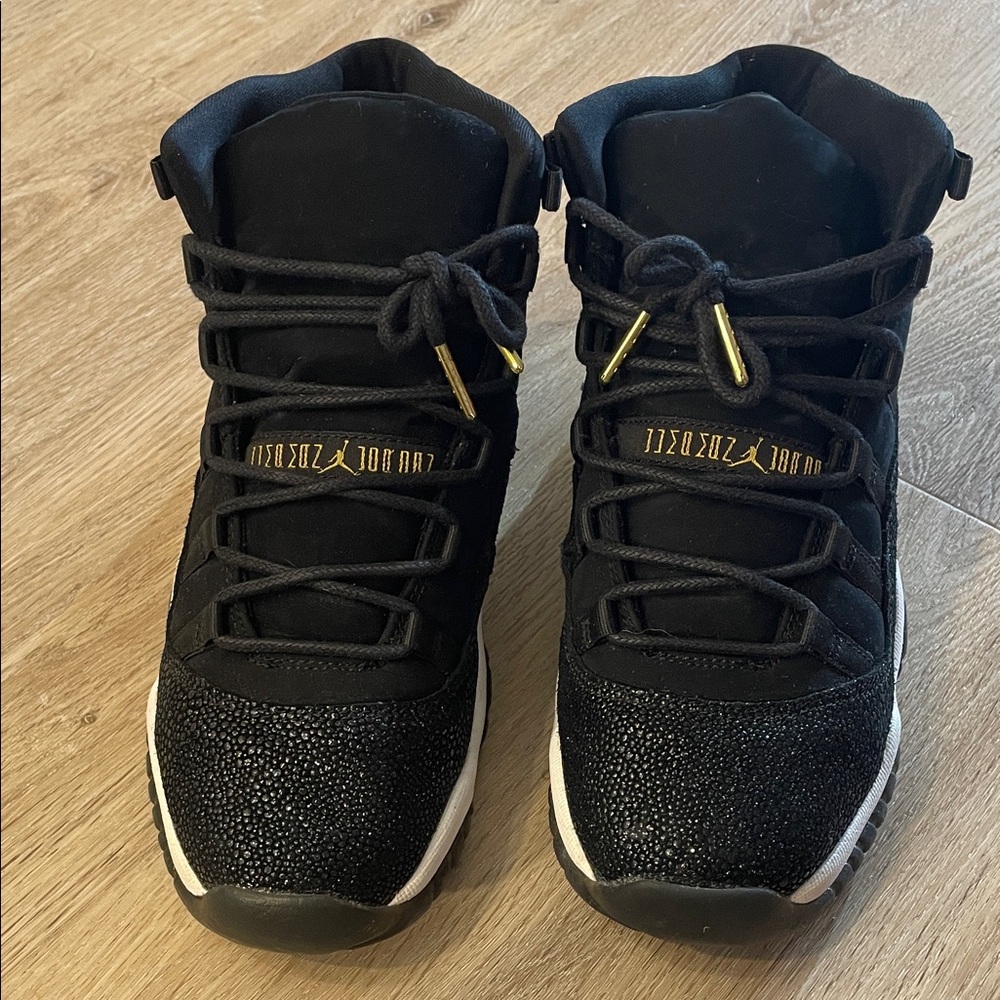 Jordan Kids. Flight Club 91. Black and Gold Sneakers